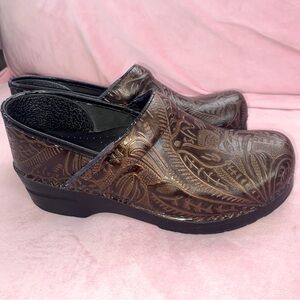 Dansko TOOLED LEATHER Embossed Professional Comfort Clogs Size 38 Women’s 7.5-8